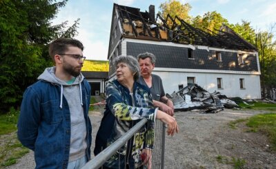 Brand eines Fachwerkhauses bewegt Lichtenau: Bewohner treffen ihren Lebensretter - Renate Franke und ihr Sohn Jörg bedanken sich bei Nachbar Joel Gehrisch (links), der sie vor den Flammen gerettet hat. Der 25-Jährige hatte den Brand bemerkt und war ins Haus gestürmt, um die beiden herauszuholen. 