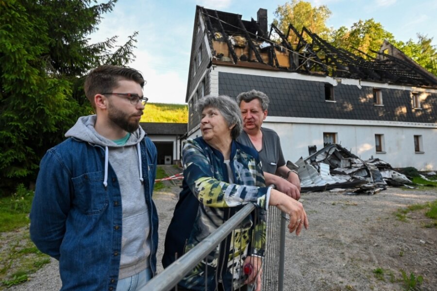Brand eines Fachwerkhauses bewegt Lichtenau: Bewohner treffen ihren Lebensretter - Renate Franke und ihr Sohn Jörg bedanken sich bei Nachbar Joel Gehrisch (links), der sie vor den Flammen gerettet hat. Der 25-Jährige hatte den Brand bemerkt und war ins Haus gestürmt, um die beiden herauszuholen. 