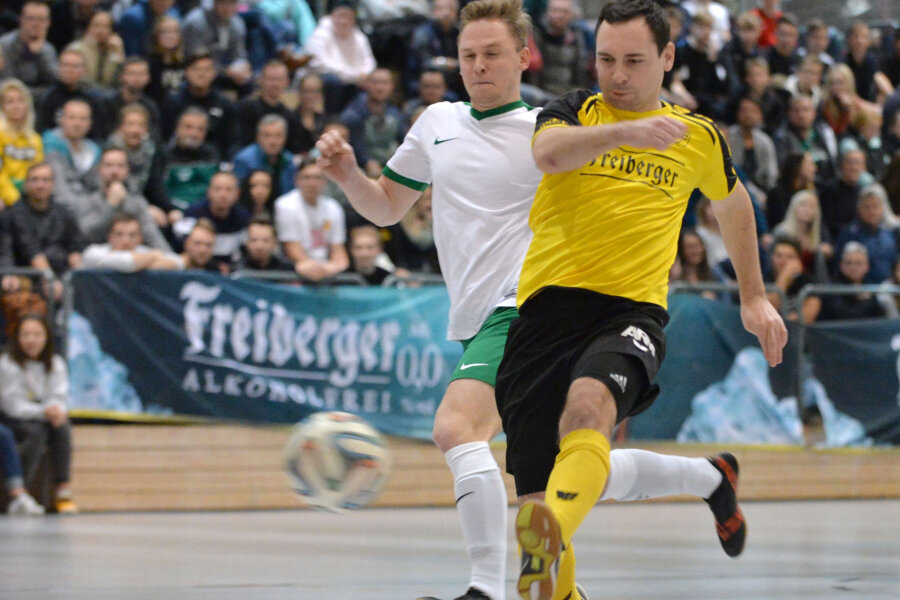 Brand-Erbisdorf: BSC-Kicker nicht zu stoppen - Im ersten Halbfinale standen sich die Mannschaften vom BSC Freiberg mit Meik Mehner und dem TSV Langhennersdorf mit Julian Kindler gegenüber. 