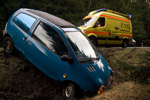 Brand-Erbisdorf: Renault kommt von B 101 ab - 