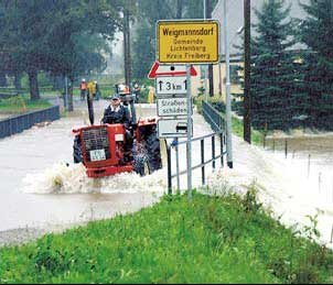 Brand-Erbisdorf: Talsperre fasst Wassermassen nicht mehr - Von den Wassermassen völlig überspült wurde die Straßenbrücke am Ortseingang von Weigmannsdorf.