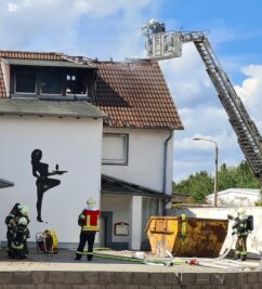 Brand im Bordell: Frau mit Radlader gerettet - Die Zwickauer Feuerwehr löschte den Brand auch von einer Drehleiter aus.