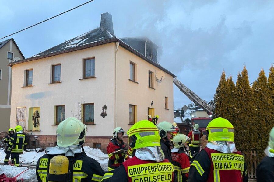 Brand im Dachgeschoss eines Mehrfamilienhauses - Die Einsatzkräfte der Feuerwehr beim Einsatz in der Hauptstraße.