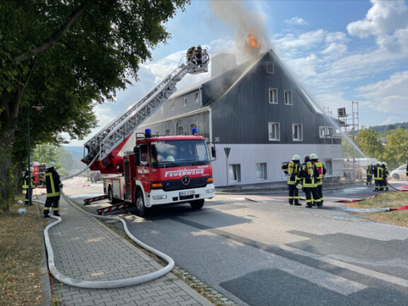 Der ehemalige Gasthof im Marienberger Ortsteil Niederlauterstein brennt. 