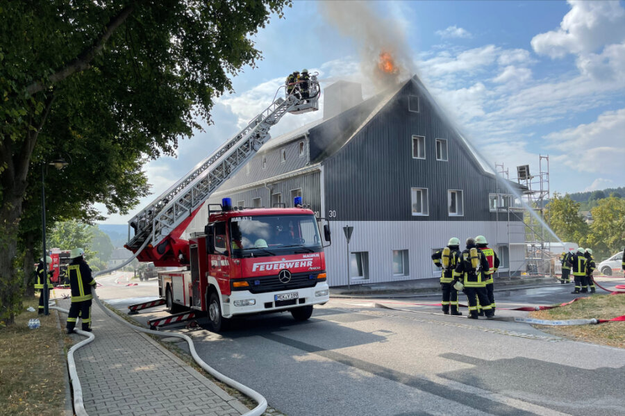 Brand im ehemaligen Gasthof Niederlauterstein - Der ehemalige Gasthof im Marienberger Ortsteil Niederlauterstein brennt. 