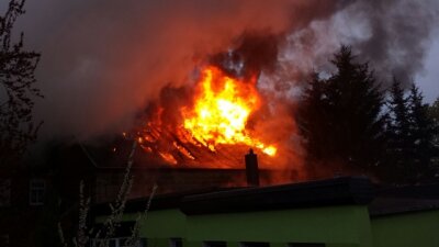 Brand im ehemaligen Kulturhaus in Wildenfels - Zwei Feuerwehrleute verletzt - In Wildenfels stand der Dachstuhl des ehemaligen Kulturhauses in Flammen.