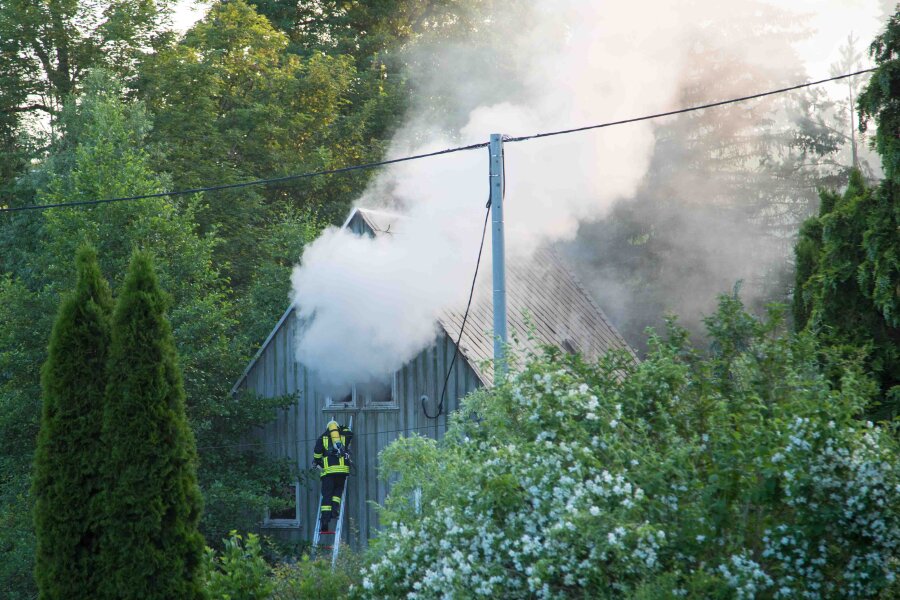 Brand im Fachwerkhaus - Die Feuerwehr löschte das Feuer im Dachgeschoss des leerstehenden Hauses.