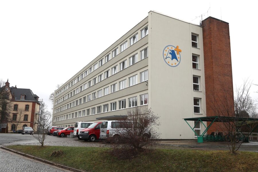 Brand im Internat am Eurogymnasium in Waldenburg: 86 Schüler müssen Wohnheim verlassen - Im Internat am Europäischen Gymnasium war die Feuerwehr im Einsatz.