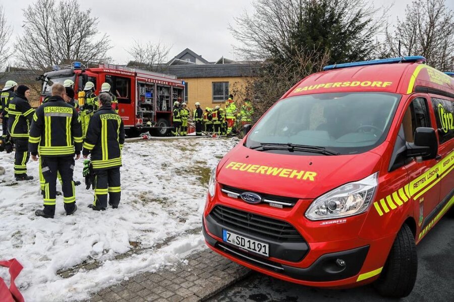 Brand im Kirchberger Krankenhaus: Personen nicht in Gefahr - Weil das Ausmaß des Brandes zunächst unklar war, rückte die Feuerwehr mit einem Großaufgebot an. 