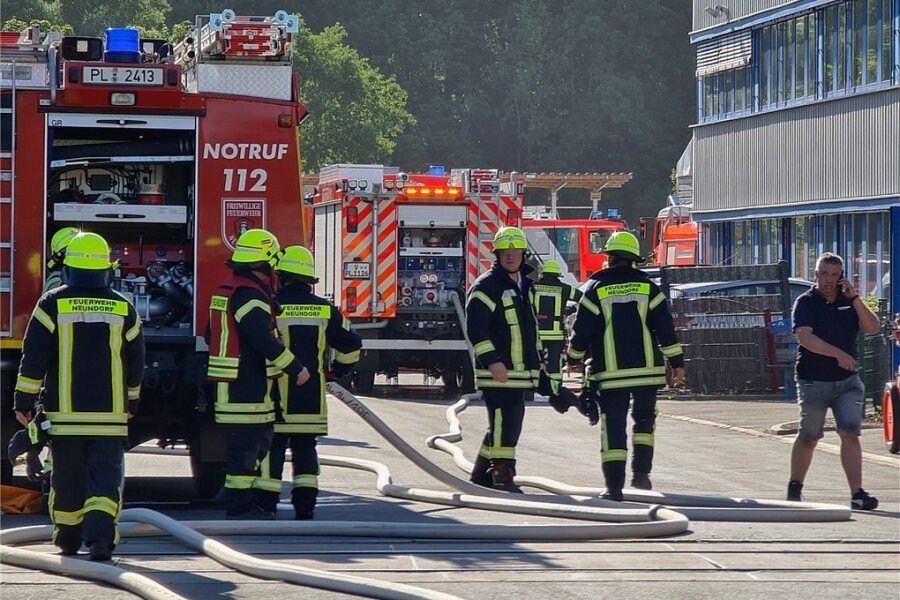 Brand im Köstner Stahlzentrum in Plauen - Einen Feuerwehreinsatz hat es am Montagabend auf dem Gelände der Firma Köstner Stahlzentrum in Plauen gegeben.