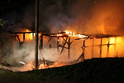 Ein Feuer im Freibad Naundorf hat am Montagabend zwei Gebäude vollständig zerstört. 