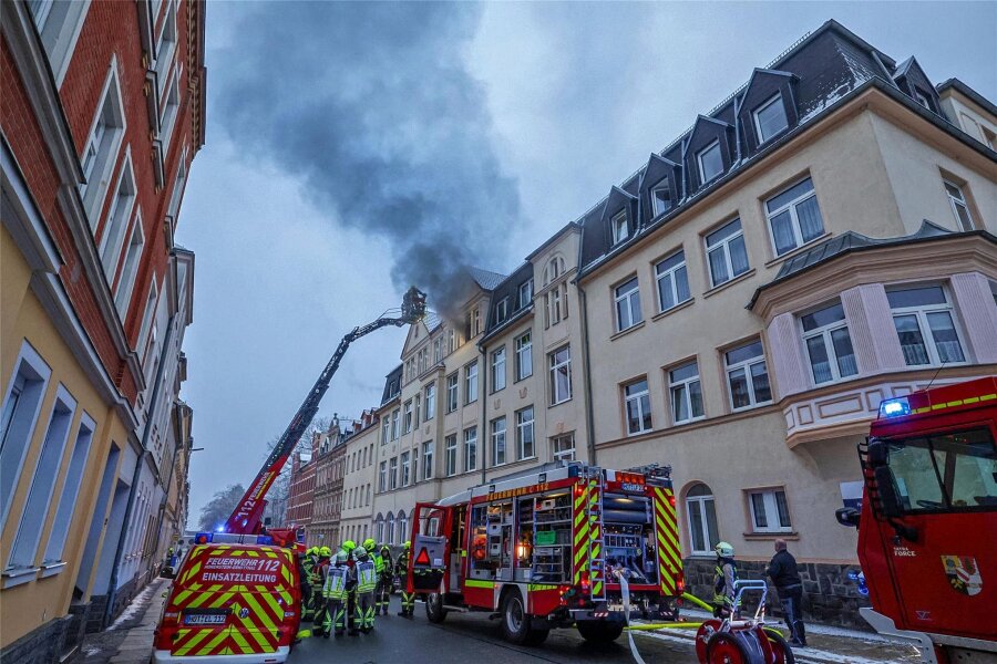 Brand im „Turmalinstift“ in Hohenstein-Ernstthal: Eine Wohnung komplett zerstört - Das Dachgeschoss des „Turmalinstifts“ an der Conrad-Clauß-Straße ist am Freitagmorgen durch einen Brand beschädigt worden. Das Dachgeschoss ist bis auf weiteres unbewohnbar.
