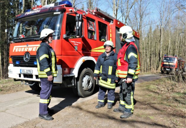  Die Freiwilligen Feuerwehren aus Falkenau und Flöha waren insgesamt mit 5 Autos und 18 Mann vor Ort, um den Brand zu löschen. Nach dem Einsatz besprachen der stellvertrtende Wehrleiter Björn Bork, Dietmar Peuckert und Thomas Richter (v.r./alle Feuerwehr Falkenau) das weitere Vorgehen.