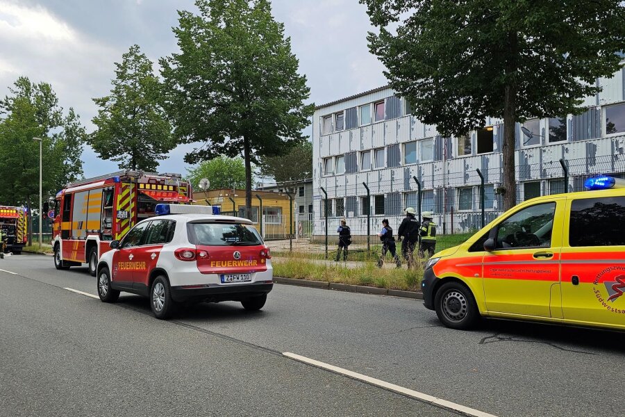 Brand in Asylheim in Zwickau – Kopernikusstraße zeitweise gesperrt - Die Feuerwehr rückte mit mehreren Fahrzeugen zum Asylbewerberheim aus.