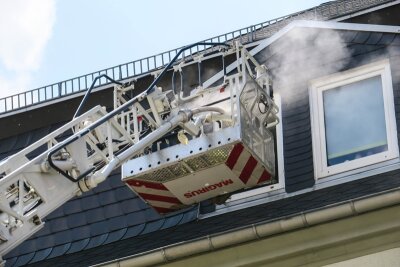 Brand in Aue - Feuerwehr bahnt sich unter Atemschutz Weg in Wohnung - 