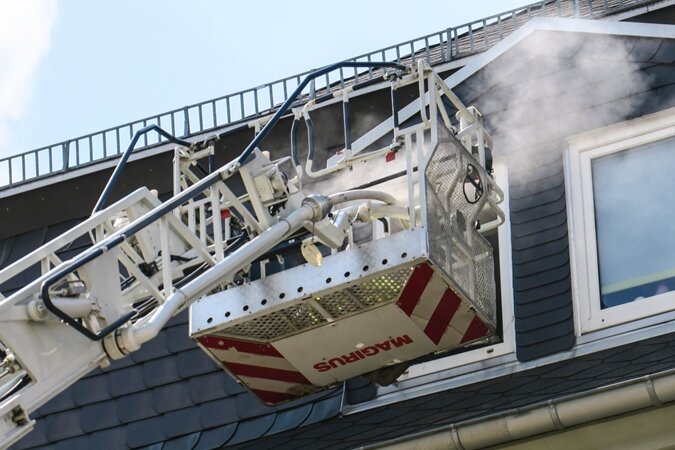 Brand in Aue - Feuerwehr bahnt sich unter Atemschutz Weg in Wohnung - 