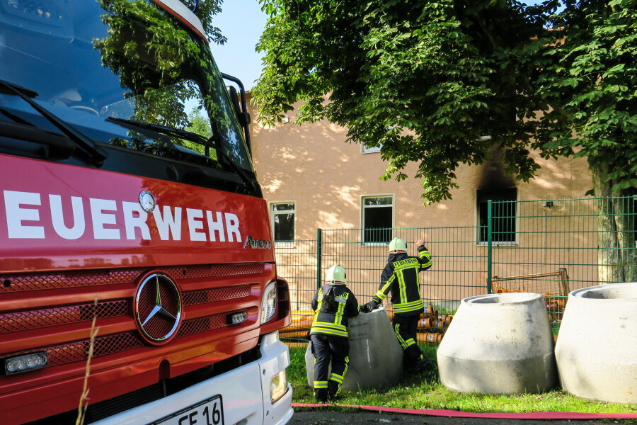 Brand in Auer Asylbewerberheim - eine Person festgenommen - Am Donnerstagmorgen hat es im Asylbewerberheim im Auer Stadtteil Alberoda gebrannt.