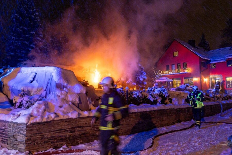 Brand in Auerbach: Sauna steht in Flammen - 40 Feuerwehrleute waren in Auerbach im Einsatz.