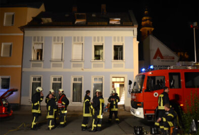 Brand in Auerbacher Wohnhaus - Familie verliert alles - 28 Feuerwehrleute mit sieben Fahrzeugen rückten zum Brandort in der Breitscheidstraße aus. Die obere Etage des Hauses wurde durch das Feuer unbewohnbar. Die Betroffenen ziehen in eine Notwohnung.
