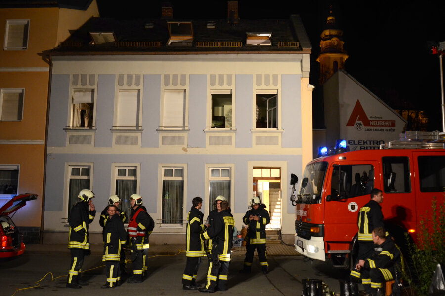Brand in Auerbacher Wohnhaus - Familie verliert alles - 28 Feuerwehrleute mit sieben Fahrzeugen rückten zum Brandort in der Breitscheidstraße aus. Die obere Etage des Hauses wurde durch das Feuer unbewohnbar. Die Betroffenen ziehen in eine Notwohnung.