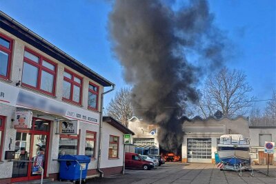 Brand in Autowerkstatt in Meerane: Sachschaden liegt im hohen sechsstelligen Euro-Bereich - Das Feuer ist in der Werkstatt vom Fahrzeug Service Zetzsche in Meerane ausgebrochen.