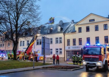 Brand in Bankgebäude: Knall gibt Rätsel auf - Während des Brandes waren die Feuerwehren aus Falkenstein und den Ortsteilen sowie aus Auerbach mehrere Stunden im Einsatz. Warum das Feuer ausbrach, das ist noch unklar.