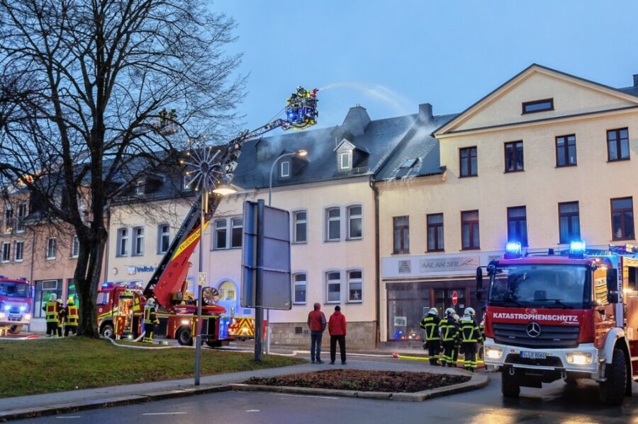 Brand in Bankgebäude: Knall gibt Rätsel auf - Während des Brandes waren die Feuerwehren aus Falkenstein und den Ortsteilen sowie aus Auerbach mehrere Stunden im Einsatz. Warum das Feuer ausbrach, das ist noch unklar.