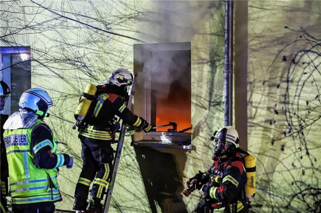 Brand in Beierfelder Mehrfamilienhaus: Feuerwehrmann erleidet Rauchgasvergiftung - In einer Wohnung in der Beierfelder August-Bebel-Straße ist am Dienstagabend ein Feuer ausgebrochen.
