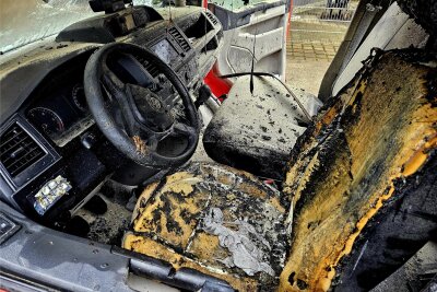 Brand in Buchholz: Feuerwehr verliert Fahrzeug durch Flammen - Der betroffene Mannschaftswagen ist nicht mehr nutzbar.