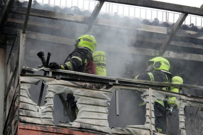 Brand in Chemnitz: Drei Menschen in Klinik eingeliefert - 