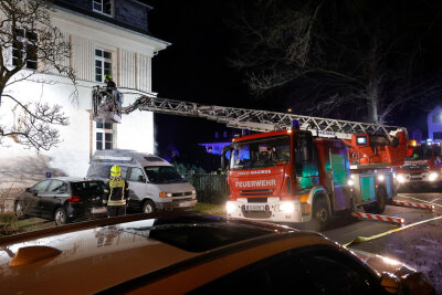 Brand in Chemnitz: Feuerwehr rettet Menschen aus Dachgeschoss - 