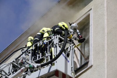 Brand in Dachgeschosswohnung - Polizei ermittelt gegen Mieter - 