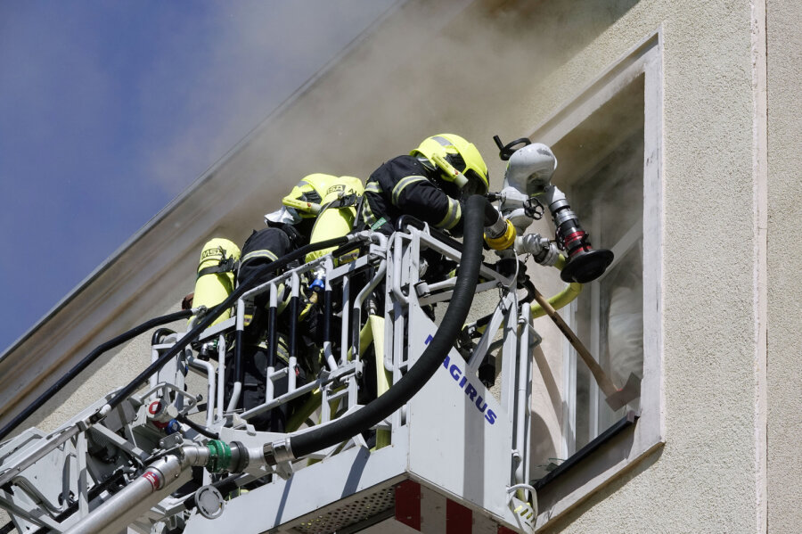 Brand in Dachgeschosswohnung - Polizei ermittelt gegen Mieter - 