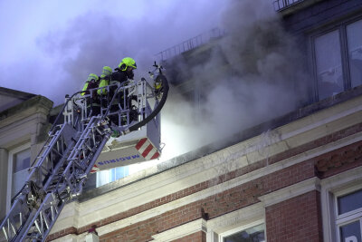 Brand in Dachwohnung auf dem Sonnenberg - Das Feuer war gegen 6 Uhr in einer Wohnung im Dachgeschoss an der Fürstenstraße ausgebrochen.