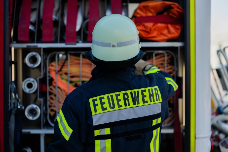 Brand in der Nacht von Mittwoch zu Donnerstag in Zwickau-Planitz: Feuerwehr rückt mit rund 30 Kräften aus - Rund 30 Feuerwehrleute waren an der Inneren Zwickauer Straße im Einsatz.