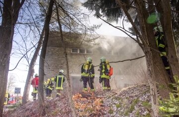Brand in ehemaliger Schwimmhalle in Oberwiesenthal: Kinder hatten gezündelt - Im Einsatz waren Kameraden der Stadtfeuerwehr Oberwiesenthal, aus Crottendorf und Neudorf. 