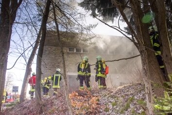 Brand in ehemaliger Schwimmhalle in Oberwiesenthal: Kinder hatten gezündelt - Im Einsatz waren Kameraden der Stadtfeuerwehr Oberwiesenthal, aus Crottendorf und Neudorf. 