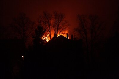 Brand in ehemaliger Stuhlfabrik - In Geringswalde steht eine ehemaligen Stuhlfabrik in Flammen.