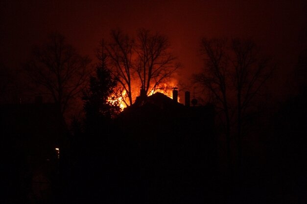 Brand in ehemaliger Stuhlfabrik - In Geringswalde steht eine ehemaligen Stuhlfabrik in Flammen.