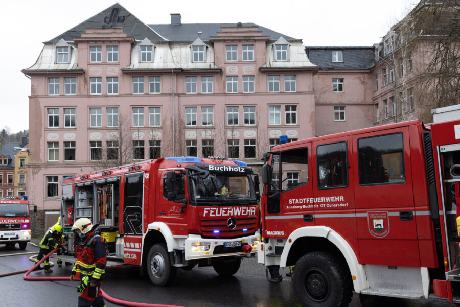 Brand in ehemaliger Tricotagenfabrik in Cunersdorf - 