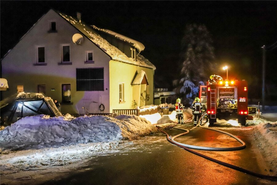 Brand in Eibenstock: Feuerwehren verhindern Übergreifen auf Wohnhaus - Mehrere freiwillige Feuerwehren sind in der Nacht zu Freitag wegen eines Brandes in Wildenthal ausgerückt.