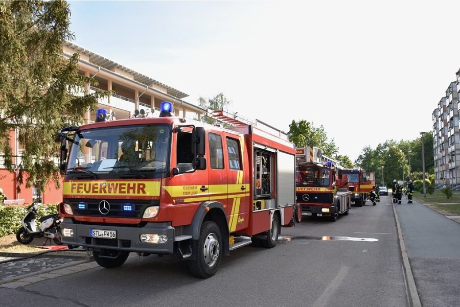 Brand in einem Anbau des Betreuten Wohnens in Lugau - Insgesamt 55 Einsatzkräfte mehrerer Freiwilliger Feuerwehren sind zum Brand an der Sallauminer Straße ausgerückt. 