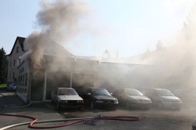 Brand in einem Autohaus in Lauter - 