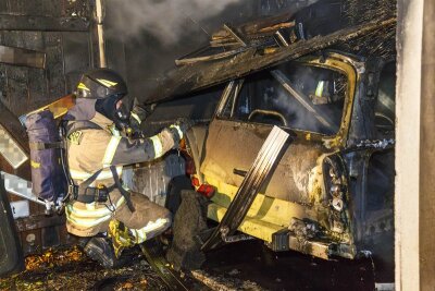 Brand in einem Garagenkomplex in Stollberg - Ein Trabant in einer Stollberger Garage wurde durch ein Feuer komplett zerstört.