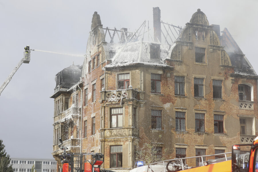 Brand in einem leer stehenden Mehrfamilienhaus - Der Dachstuhl des Gründerzeithauses brannte lichterloh, die Feuerwehr befand sich im Großeinsatz.