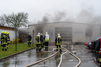 Brand in einer Kfz-Werkstatt - 