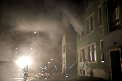 Brand in einer Wohnung in Chemnitz - Es gab im gesamten Haus eine starke Rauchentwicklung.