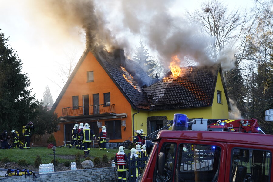 Brand in Einfamilienhaus - Bewohner in Sicherheit gebracht - 