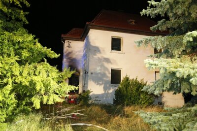 Brand in Einfamilienhaus: Bewohner springt aus dem Fenster - 