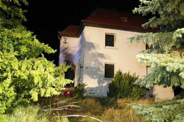 Brand in Einfamilienhaus: Bewohner springt aus dem Fenster - 